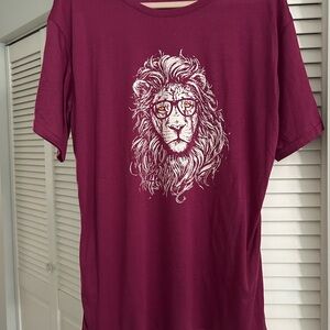 Burgundy Lion Graphic Men's T-Shirt